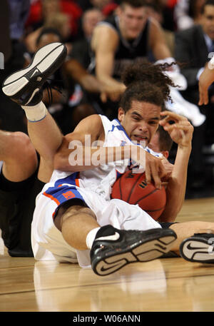 Gator Flordia Joakim Noah va al pianale con maggiordomo Bulldogs Julian Betko per il basket allentati durante la prima metà del NCAA Midwest Regional presso la Edward Jones Dome di St Louis il 23 marzo 2007. (UPI foto/Bill Greenblatt) Foto Stock