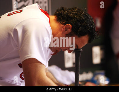 Louis Cardinals Scott Spiezio appoggia la testa sul suo bat durante una partita contro i Cincinnati Reds al Busch Stadium di St Louis il 25 aprile 2007. (UPI foto/Bill Greenblatt) Foto Stock