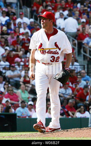 Louis Cardinals relief pitcher Josh Hancock, mostrato in questo 4/28/07 file foto contro il Chicago Cubs al Busch Stadium, è stato ucciso quando la vettura è stato la guida ha sbattuto nella parte posteriore di un carrello di traino nelle prime ore del mattino sulla trafficata autostrada 40 a St. Louis, il 29 aprile 2007. Hancock, 29, è stato dichiarato morto sulla scena. I Cardinali home gioco stasera contro il Chicago Cubs è stato chiamato off e sarà svolto in seguito in questa stagione. (UPI foto/Bill Greenblatt/File) Foto Stock