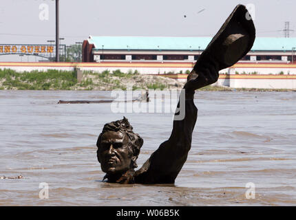 Il braccio e la testa di explorer William Clark soggiorno al di sopra delle acque vorticose del fiume Mississippi sulla San Louis riverfront in San Louis il 12 maggio 2007. La parte restante della statua "capitani di ritorno,' con Meriwether Lewis è subacquea, tuttavia il fiume Mississippi rimane al di sotto della fase di allagamento. (UPI foto/Bill Greenblatt) Foto Stock