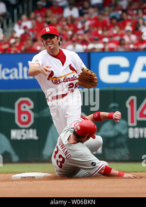 Louis Cardinals Scott Spiezio ottiene Philadelphia Phillies Aaron Rowand a seconda base sulla estremità anteriore di un doppio gioco nel quarto inning al Busch Stadium di St Louis il 23 giugno 2007. (UPI foto/Bill Greenblatt) Foto Stock