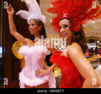 Donne abbigliate come Las Vegas showgirls stand sul display durante il grand cerimonie di apertura al nuovo Casino Casino Queen in East St. Louis, Illinois il 2 agosto 2007. Il $92 milioni, 207,500-piazza-piede funzione di gioco, sostituisce la vecchia riverboat casino e offre più di 1100 slot machines. (UPI foto/Bill Greenblatt) Foto Stock