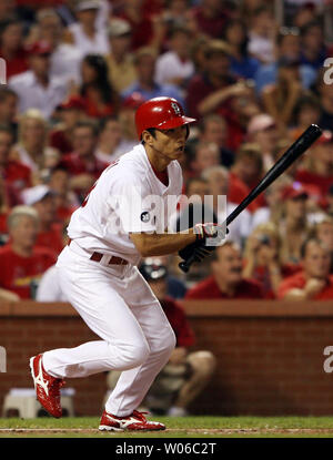 Louis Cardinals così Taguchi del Giappone guarda il suo sacrificio di volare la palla al campo a destra, segnare il go-ahead in esecuzione in una cinque-run, quinta inning contro Atlanta Braves al Busch Stadium di San Louis il 25 agosto 2007. Louis ha vinto il gioco 5-4. (UPI foto/Bill Greenblatt) Foto Stock