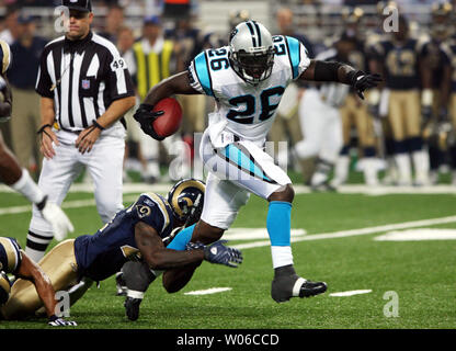 Carolina Panthers running back DeShaun Foster (26) elude un affrontare da San Louis Rams cornerback Ron Bartell nel primo trimestre a Edward Jones Dome di St Louis il 9 settembre 2007. (UPI foto/Bill Greenblatt) Foto Stock