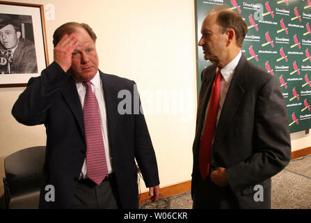 Bill DeWitt Jr., presidente del consiglio di amministrazione e general partner di St. Louis Cardinals (R) e presidente del team Mark Lamping lascia una conferenza stampa dopo che è stato annunciato che il team ha parted modi con il senior vice president e general manager Walt Jocketty a St Louis il 3 ottobre 2007. Il team non ha ancora emesso dal manager Tony La Russa sulla sua intenzione di tornare per la stagione 2008. (UPI foto/Bill Greenblatt) Foto Stock