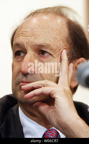 Louis Cardinals presidente Bill De Witt Jr. ascolta come manager Tony La Russa racconta reporters circa un nuovo contratto di due anni con il ballclub durante una conferenza stampa al Busch Stadium di St Louis il 22 ottobre 2007. La Russa, 63, è il manager winningest a St. Louis Cardinals Storia della franchigia, unendo il club nel 1996. (UPI foto/Bill Greenblatt) Foto Stock