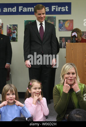 Mo. Gov. Matt Blunt ascolta come una classe canta una canzone durante il suo arrivo al Parkway per bambini nel centro di Chesterfield, Missouri il 15 novembre 2007. Blunt era a portata di mano per annunciare che egli vi consiglierà un 2 milioni di dollari di finanziamenti di aumentare a vantaggio MissouriÕs giovanissimi allievi attraverso i genitori come insegnanti programma. (UPI foto/Bill Greenblatt) Foto Stock