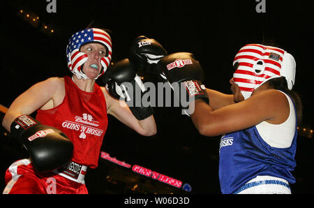 Kelly Hunsel del San Carlo, Missouri Vigili del Fuoco (L) blocca un punzone a testa da Jackie Jones di Berkeley, Missouri dipartimento di polizia durante il secondo turno delle pistole e i tubi flessibili Boxing Showdown al Scottrade Center di San Luigi il 21 novembre 2007. Il pugilato corrispondenze tra area dei vigili del fuoco e le spole sono tenuti ogni anno per raccogliere fondi per Backstoppers, un orginization che consente alle famiglie di coloro che servono uccisi nella linea di azione. (UPI foto/Bill Greenblatt) Foto Stock