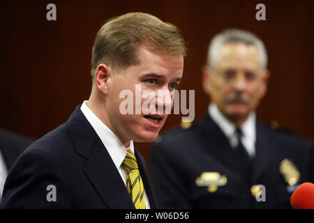 Come san Luigi capo di polizia Joe Mokwa guarda, Mo. Gov. Matt Blunt annuncia cercherà la legislazione che le barre dello stato dal rilascio del Missouri patenti di guida per gli immigrati clandestini, di San Luigi il 26 novembre 2007. La legislazione dovrebbe vietare di stranieri clandestini da ottenere patenti di guida così come impone sanzioni penali per coloro che assistono gli stranieri illegali in ottenimento di patenti di guida e la complicità di frodi. Blunt ha dichiarato che egli è fermamente contrari all'azione del nuovo governatore YorkÕs che avevano promosso un piano per dare patenti di guida per gli immigrati clandestini. (UPI foto/Bill Greenblatt) Foto Stock