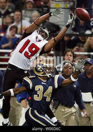 Atlanta Falcons wide receiver Laurent Robinson (19) si estende per un rovesciato il calcio mentre San Louis Rams Fakhir Brown difende nel primo trimestre a Edward Jones Dome di St Louis il 2 dicembre 2007. (UPI foto/Bill Greenblatt) Foto Stock