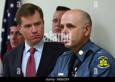 Il Governatore del Missouri Matt Blunt (L) ascolta come Missouri State Highway Patrol Soprintendente colonnello James Keathley spiega un nuovo piano per la lotta contro l' immigrazione clandestina, in Chesterfield, Missouri, il 17 dicembre 2007. Il governatore del piano dovrebbe vietare la creazione del santuario città in Missouri, richiedono che tutti i datori di lavoro pubblici per utilizzare un lavoratore legale sistema di verifica, imporre nuove sanzioni monetaria contro gli appaltatori che utilizzano gli immigrati illegali e criminalizzare il trasporto di clandestini. (UPI foto/Bill Greenblatt) Foto Stock