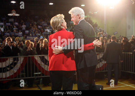 Elezioni presidenziali democratiche speranzoso il Sen. Hillary Clinton (D-NY) abbraccia con il marito ex U.S. Il presidente Bill Clinton durante una campagna stop a McClure a nord di alta scuola in Florissant, Missouri on gennaio 19, 2008. (UPI foto/Bill Greenblatt) Foto Stock