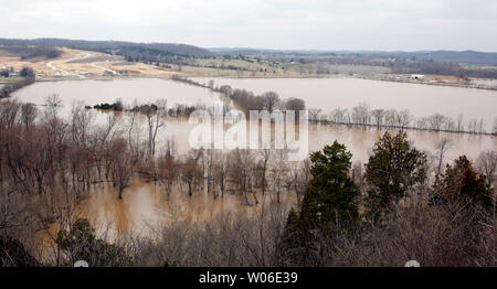 Centinaia di acri di terra sit allagato con acqua alla confluenza del fiume Meramec e il grande fiume di Eureka, Missouri il 22 marzo 2008. Sedici persone sono state uccise con le abitazioni e le imprese allagata dopo forti piogge hanno inondato la zona di inizio settimana. (UPI foto/Bill Greenblatt) Foto Stock