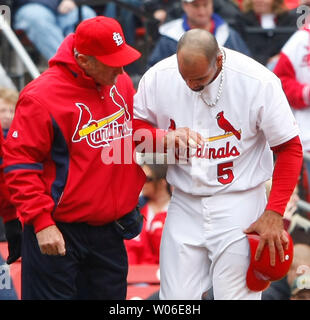 Louis Cardinals capo allenatore Barry Weinberg (L) guarda la mano di Albert Pujols dopo una collisione con Colorado Rockies terzo baseman Garrett Atkins nel primo inning al Busch Stadium di St Louis il 3 aprile 2008. Pujols è rimasta in gioco come san Luigi ha vinto 3-0. (UPI foto/Bill Greenblatt) Foto Stock