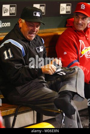 Major League arbitro ed Montague (L) richiede un po' di costine dal St. Louis Cardinals capo allenatore Barry Weinberg come egli rimuove le rocce dal suo calzatura tra gli inning di una partita di baseball tra i cittadini di Washington e St. Louis Cardinals al Busch Stadium di St Louis il 4 aprile 2008. (UPI foto/Bill Greenblatt) Foto Stock