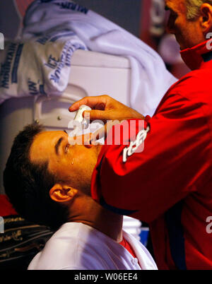 Louis Cardinals capo allenatore Barry Weinberg (R) mette di gocce per gli occhi davanti agli occhi del lanciatore Adam Wainwright durante una partita contro i Milwaukee Brewers al Busch Stadium di St Louis il 16 aprile 2008. Wainwright è andato 7 2/3rds inning in Cardinali 5-4 win. (UPI foto/Bill Greenblatt) Foto Stock