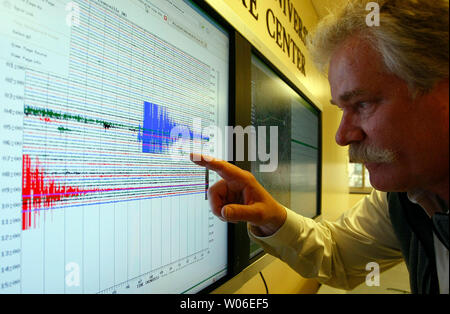 Eric Haug, systems engineer presso la Saint Louis University Centro di terremoto, controlli dati su un sismografo elettronico a seguito di un 5.2 e 4.5 terremoto di San Luigi, il 18 aprile 2008. L epicentro del sisma è situato sulla Illinois-Indiana linea di stato circa 130 miglia a est di San Luigi. Assenza di danni o lesioni sono state riportate in questa zona. (UPI foto/Bill Greenblatt) Foto Stock