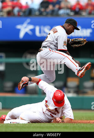 San Francisco Giants Ray Durham salta lo scorrimento St. Louis Cardinals Adam Kennedy durante un doppio gioco nel secondo inning al Busch Stadium di St Louis on April 19, 2008. San Francisco ha vinto il gioco di 3-0. (UPI foto/Bill Greenblatt) Foto Stock