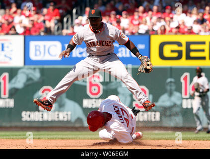 San Francisco Giants Ray Durham salta a evitare lo scorrimento St. Louis Cardinals Ryan Ludwick durante un doppio gioco nel quarto inning al Busch Stadium di St Louis on April 20, 2008. San Francisco ha vinto il gioco 8-2. (UPI foto/Bill Greenblatt) Foto Stock