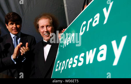 Governatore dell'Illinois Rod Blagojevich (L) applaudes come una nuova autostrada segno per la Interstate 57 in onore di U.S. Sost. Ken Gray (R) è svelata vicino a Mt. Vernon, Illinois, il 8 maggio 2008. Una sezione dell'Autostrada 57 sarà chiamato con il nome di grigio che è servita a ventidue anni nel Congresso e assited Presidente Dwight Eisenhower con la creazione del primo Interstate Highway system nel 1954. (UPI foto/Bill Greenblatt) Foto Stock