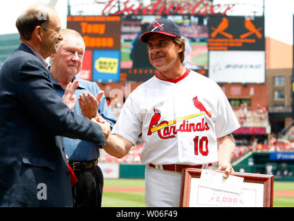 Louis Cardinals Presidente Bill DeWitt Jr. (L) stringe la mano del manager Tony La Russa dopo essere stati onorati per la gestione di San Louis Cardinals per 2000 giochi, prima di una partita contro i pirati di Pittsburgh al Busch Stadium di St Louis il 1 giugno 2008. Cerca su è ex manager, lettore e pullman, National Baseball Hall of Fame stati Red Schoendienst. (UPI foto/Bill Greenblatt) Foto Stock