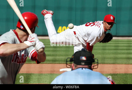 Louis Cardinals pitcher Kyle Lohse offre un passo a Philadelphia Phillies lanciatore Adam Eaton nel settimo inning al Busch Stadium di St Louis il 14 giugno 2008. Lohse piantò otto inning, ottenendo la vittoria di 3-2. (UPI foto/Bill Greenblatt) Foto Stock