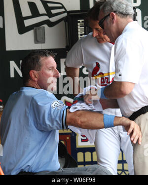 Homeplate arbitro Tim McClelland ottiene un asciugamano freddo da St. Louis Cardinals capo allenatore Barry Weinberg in piroga tra gli inning in una partita contro i Philadelphia Phillies al Busch Stadium di St Louis il 15 giugno 2008. Temperature raggiunte 91 gradi durante il gioco. (UPI foto/Bill Greenblatt) Foto Stock