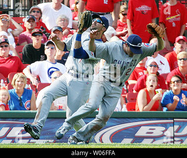 Chicago Cubs Marco De Rosa (L) ottiene un guanto su una sfera per il fuori il pipistrello di San Louis Cardinals Cesar Izturis come Cubs Ryan Theriot tenta di ottenere la propria strada nel nono inning al Busch Stadium di St Louis il 6 luglio 2008. Chicago ha vinto il gioco 7-1. (UPI foto/Bill Greenblatt) Foto Stock