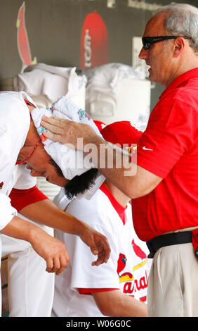 Louis Cardinals capo allenatore Barry Weinberg tenta di raffreddarsi lanciatore Kyle Lohse tra gli inning in una partita contro il Atlanta Braves al Busch Stadium di St Louis il 23 agosto 2008. (UPI foto/Bill Greenblatt) Foto Stock