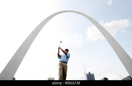 PGA Tour pro Bubba Watson tenta di guidare una pallina da golf attraverso il Fiume Mississippi come la BMW Golf Championship settimana prende il via a San Louis il 2 settembre 2008. La BMW nel campionato, la terza gamba nel PGA Tour di playoff per la FEDEX Cup avrà luogo a Bellerive Golf Club a San Louis su settembre 1-7. (UPI foto/Bill Greenblatt) Foto Stock