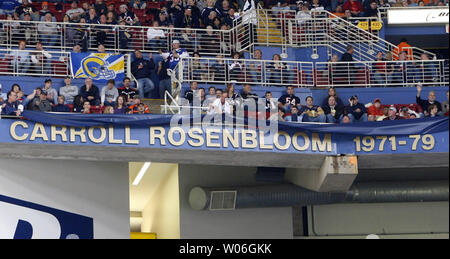 La fine di Los Angeles Rams proprietario Carroll Rosenbloom è onorato in Edward Jones Dome come lavoratori sollevare un coperchio di esporre il suo nome in San Louis Rams "l'anello di onore," durante la Chicago Bears-St. Louis Rams Football gioco in San Luigi il 23 novembre 2008. (UPI foto/Bill Greenblatt) Foto Stock