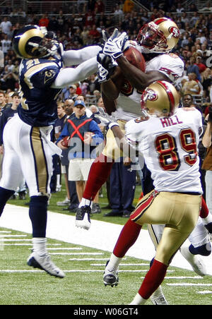 San Francisco 49ers Josh Morgan catture il calcio nella parte anteriore di San Louis Rams O.J. Otogwe per il touchdown vincente nel quarto trimestre a Edward Jones Dome di St Louis il 21 dicembre 2008. San Francisco ha vinto il gioco 17-16. (UPI foto/Bill Greenblatt) Foto Stock