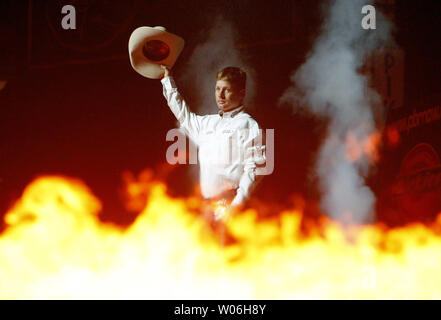 Bullrider Chris brividi da Jonesville, LA onda alla folla come egli è introdotto prima del giorno due di Professional Bullriders evento al Scottrade Center di San Luigi il 28 febbraio 2009. (UPI foto/Bill Greenblatt) Foto Stock