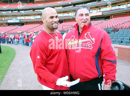 Louis Cardinals primo baseman Albert Pujols (L) condivide un ridere con ex schede Jack slugger Clark prima di una partita contro i New York Mets al Busch Stadium di St Louis il 21 aprile 2009. (UPI foto/Bill Greenblatt) Foto Stock