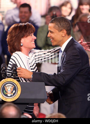 Stati Uniti Il presidente Barack Obama saluta residente locale Linda Pleimann dopo l introduzione del Presidente sul palco di Fox di alta scuola durante un municipio incontro, Arnold, Missouri, il 29 aprile 2009. Obama ha parlato di economia, di difesa e di istruzione prima di fare domande dalla folla sul suo centesimo giorno in ufficio. (UPI foto/Bill Greenblatt) Foto Stock