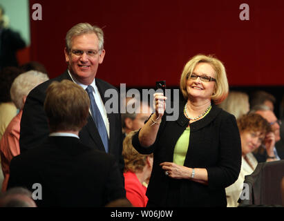 Come Governatore del Missouri Jay Nixon sorge nei pressi, Sen. Claire McCaskill (D-Mo) videocassette la camera con il suo telefono cellulare come due attendere per gli Stati Uniti Il presidente Barack Obama a Fox High School di Arnold, Missouri, il 29 aprile 2009. Obama ha parlato di economia, di difesa e di istruzione prima di fare domande dalla folla come egli festeggia i suoi primi cento giorni in ufficio. (UPI foto/Bill Greenblatt) Foto Stock