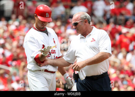 Louis Cardinals capo allenatore Barry Weinberg (R) guarda all'avambraccio del lanciatore Kyle Lohse dopo essere stato colpito da Kansas City Royals Ron Mahay nell ottavo inning al Busch Stadium di St Louis il 23 maggio 2009. Lohse rimaste in gioco come Louis sconfitto Kansas City 5-0. (UPI foto/Bill Greenblatt) Foto Stock