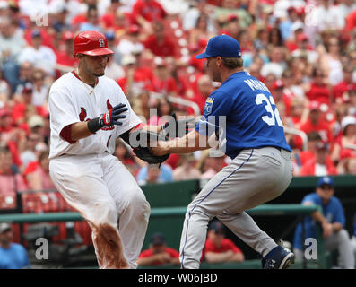 Louis Cardinals Yadier Molina (L) è contrassegnato come egli corre alla prima base da Kansas City Royals brocca Ron Mahay nell ottavo inning al Busch Stadium di St Louis il 23 maggio 2009. San Luigi sconfitto Kansas City 5-0. (UPI foto/Bill Greenblatt) Foto Stock