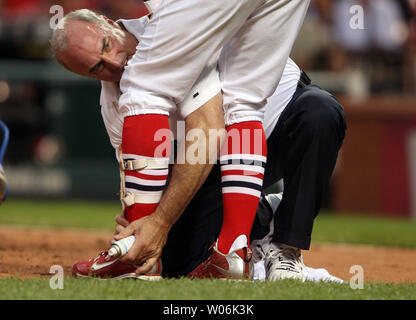 Louis Cardinals capo allenatore Barry Weinberg guarda al piede di Brendan Ryan dopo aver preso un fallo palla al piede nella terza inning contro i Los Angeles Dodgers al Busch Stadium di St Louis sulla luglio 30, 2009. UPI/Bill Greenblatt Foto Stock