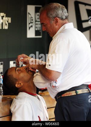 Louis Cardinals capo allenatore Barry Weinberg mette scende agli occhi di carte Julio Lugo durante una partita contro i Cincinnati Reds al Busch Stadium,a San Louis il 11 agosto 2009. UPI/Bill Greenblatt Foto Stock