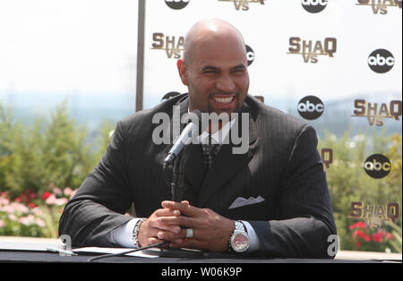 Louis Cardinals slugger Albert Pujols Sorrisi durante una conferenza stampa con NBA star Shaquille O'Neal al Four Seasons Hotel di San Louis il 12 agosto 2009. Shaquille O'Neal è a San Louis taping un segmento del suo nuovo reality show 'Shaq VS', dove Egli interpella Pujols ad un home run di colpire contest. Il programma andrà in onda nel mese di settembre. UPI/Bill Greenblatt Foto Stock