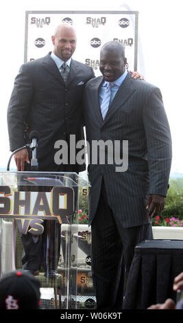 Louis Cardinals slugger Albert Pujols (L) sorge su una sedia accanto alla stella NBA Shaquille O'Neal a seguito di una conferenza stampa presso il Four Seasons Hotel di San Louis il 12 agosto 2009. Shaquille O'Neal è a San Louis taping un segmento del suo nuovo reality show 'Shaq VS', dove Egli interpella Pujols ad un home run di colpire contest. Il programma andrà in onda nel mese di settembre. UPI/Bill Greenblatt Foto Stock
