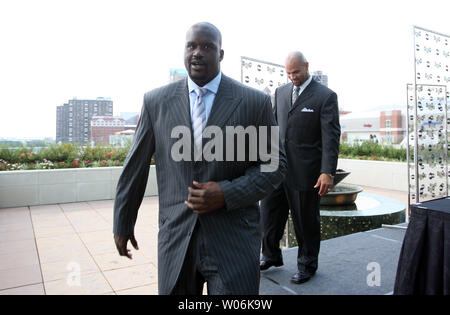 Louis Cardinals slugger Albert Pujols (R) e stella NBA Shaquille O'Neal lascia il palco a seguito di una conferenza stampa presso il Four Seasons Hotel di San Louis il 12 agosto 2009. Shaquille O'Neal è a San Louis taping un segmento del suo nuovo reality show 'Shaq VS', dove Egli interpella Pujols ad un home run di colpire contest. Il programma andrà in onda nel mese di settembre. UPI/Bill Greenblatt Foto Stock