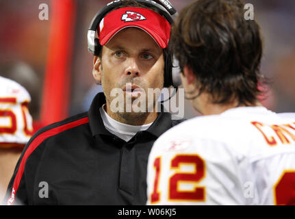 Kansas City Chiefs capo allenatore di calcio Todd Haley colloqui con quarterback Brodie Croyle durante la pre-stagione azione contro il St. Louis Rams presso la Edward Jones Dome di St Louis il 3 settembre 2009. UPI/Bill Greenblatt Foto Stock