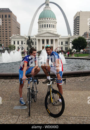 Bike racers Dave Zabriskie di Salt Lake City (L) e George HINCAPIE di Greenville, SC parla durante una pausa in un servizio fotografico per il Tour del Missouri Bike Race a St Louis il 6 settembre 2009. Il Tour del Missouri prende il via a San Louis il 7 settembre, avvolgimento attraverso diverse città in Missouri, terminando in Kansas City il 13 settembre. UPI/Bill Greenblatt Foto Stock