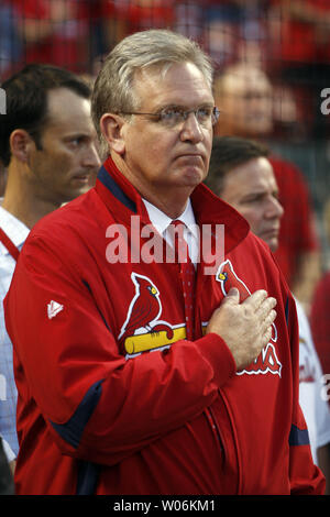 Missouri governatore Jay Nixon si distingue per l'inno nazionale prima di Atlanta Braves-St. Louis Cardinals Baseball gioco al Busch Stadium di San Louis il 11 settembre 2009. UPI/Bill Greenblatt Foto Stock