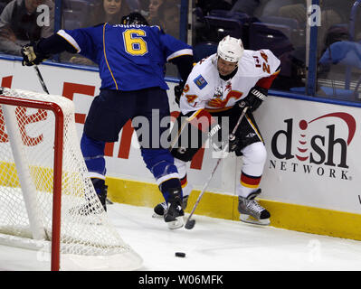 Calgary Flames Craig Conroy (24) riceve il puck passato San Louis Blues Erik Johnson dietro il San Luigi net nel primo periodo al Scottrade Center di San Louis il 5 novembre 2009. UPI/Bill Greenblatt Foto Stock