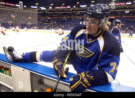 Louis Blues TJ Oshie prende una pausa durante il warmups prima di una partita contro le fiamme di Calgary al Scottrade Center di San Louis su dicembre 15, 2009. UPI/Bill Greenblatt Foto Stock