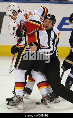 Calgary Flames Craig Conroy (24) collide con Pierre per guardafili Racicot durante il terzo periodo in una partita contro il San Louis Blues al Scottrade Center di San Louis su dicembre 15, 2009. Louis ha vinto il gioco 4-3. UPI/Bill Greenblatt Foto Stock