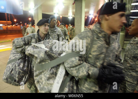Soldati provenienti da Fort Leonard Wood, Missouri file in Aeroporto Internazionale Lambert-St. Louis International Airport come loro capo di casa per le vacanze a St Louis su dicembre 18, 2009. Quasi 10 mila soldati ha cominciato ad arrivare alle 3 del mattino UPI/Bill Greenblatt Foto Stock